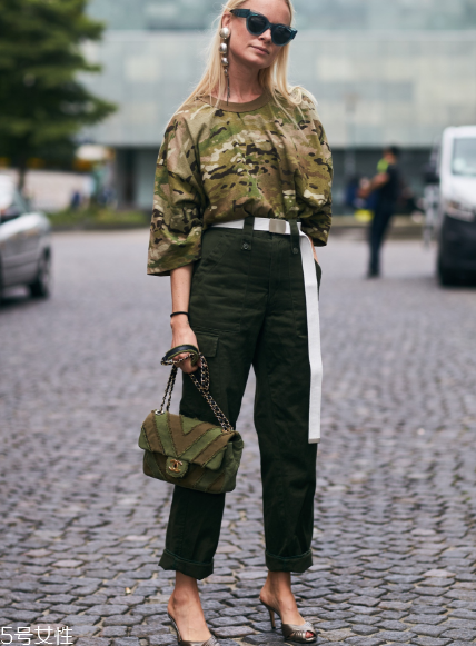 工裝褲怎么搭配好看？比牛仔褲時髦多了