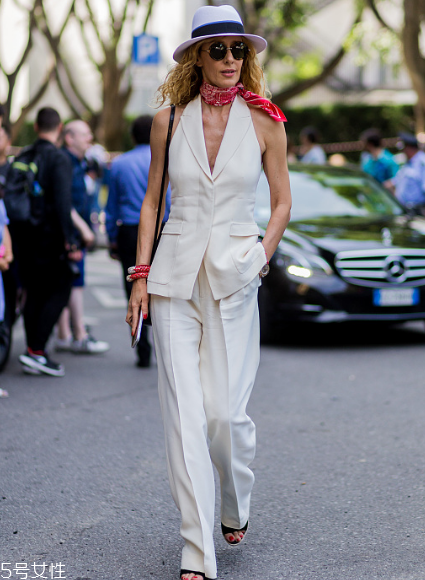 馬甲里面配什么衣服好看？換季疊搭全靠它