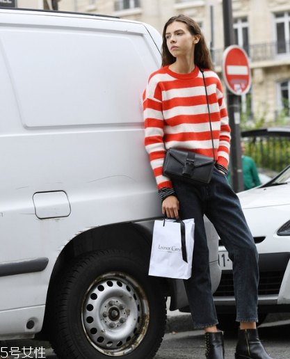 條紋毛衣怎么搭配？營造浪漫少女感