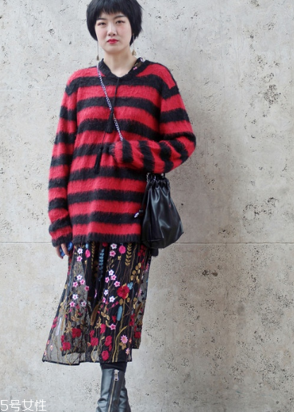 條紋毛衣怎么搭配？營造浪漫少女感
