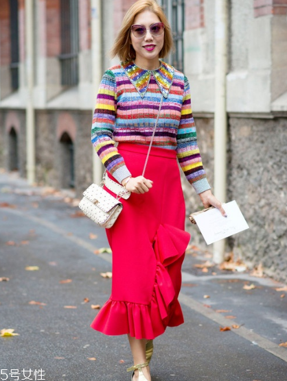 條紋毛衣怎么搭配？營造浪漫少女感