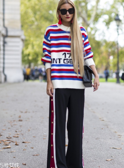 條紋毛衣怎么搭配？營造浪漫少女感