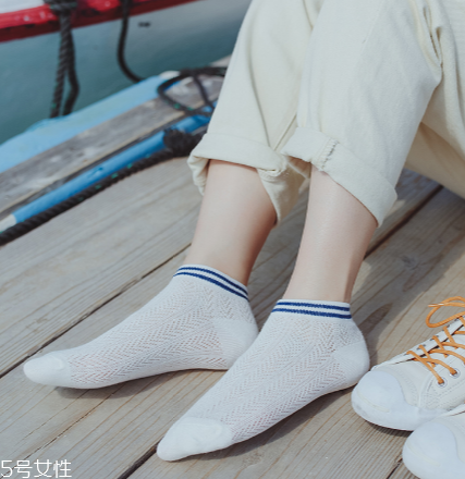 襪子能放在洗衣機(jī)洗嗎？襪子最好手洗