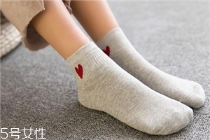 襪子能放在洗衣機(jī)洗嗎？襪子最好手洗