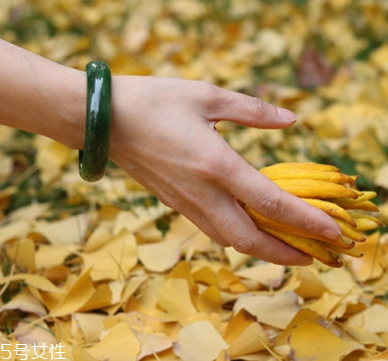 玉手鐲斷了怎么修復(fù)？玉手鐲佩戴要當心