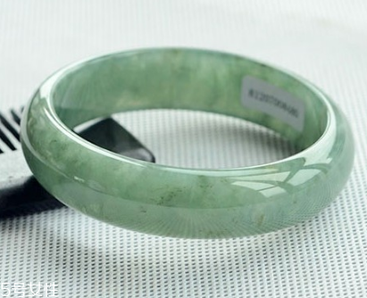 玉手鐲有裂紋還能戴嗎？玉石專家告訴你答案