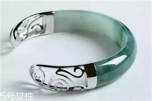 玉手鐲有裂紋還能戴嗎？玉石專家告訴你答案