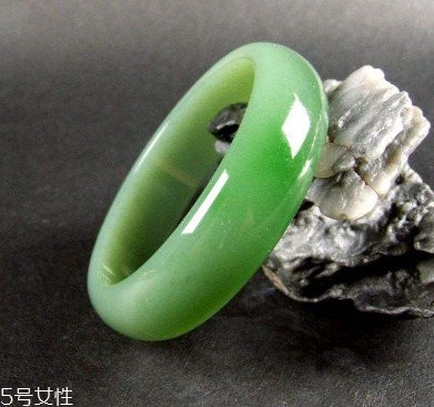 玉手鐲取不下來怎么辦？小妙招輕松取下玉手鐲