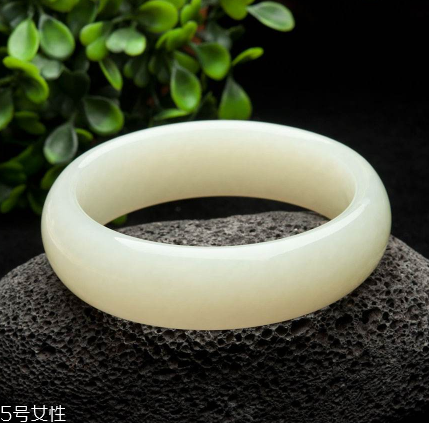 玉手鐲可以戴著睡覺(jué)嗎？玉手鐲有助于睡眠