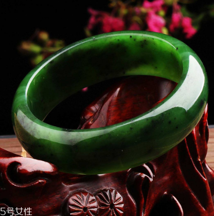 玉手鐲可以戴著睡覺(jué)嗎？玉手鐲有助于睡眠