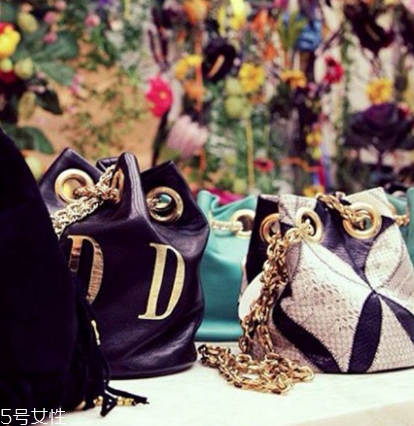 delphine delafon包包多少錢？水桶和鏈條才最配