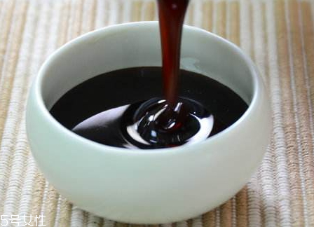 黑蜂蜜與普通蜂蜜的區(qū)別 采花粉的蜂蜜不同 黑蜂蜜與普通蜂蜜的區(qū)別 采花粉的蜂蜜不同