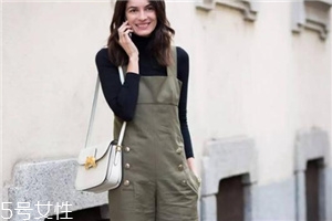 春天穿背帶褲怎么搭配？大玩減齡風(fēng)