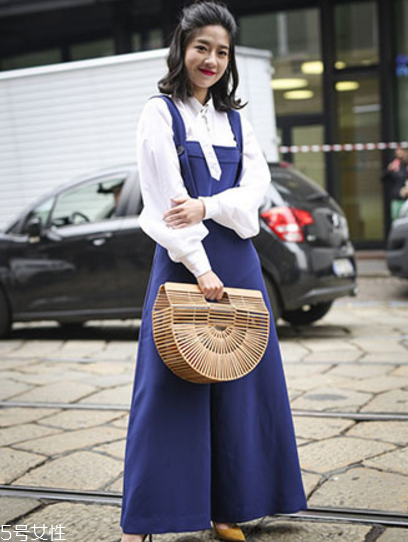 春天穿背帶褲怎么搭配？大玩減齡風(fēng)