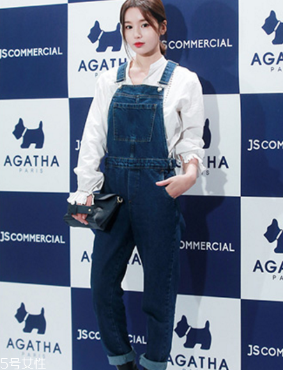 春天穿背帶褲怎么搭配？大玩減齡風(fēng)