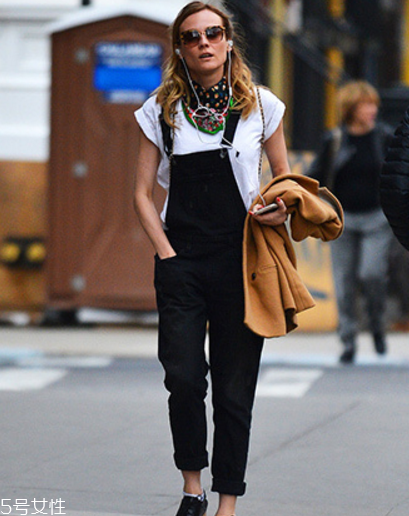 春天穿背帶褲怎么搭配？大玩減齡風(fēng)