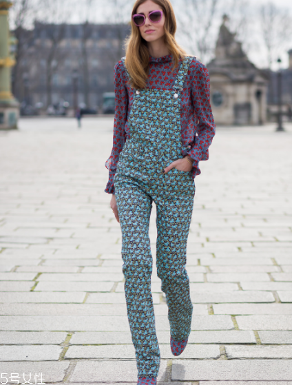 春天穿背帶褲怎么搭配？大玩減齡風(fēng)