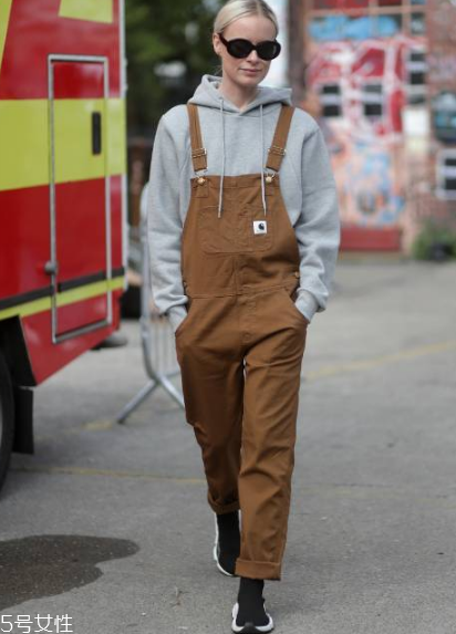 春天穿背帶褲怎么搭配？大玩減齡風(fēng)
