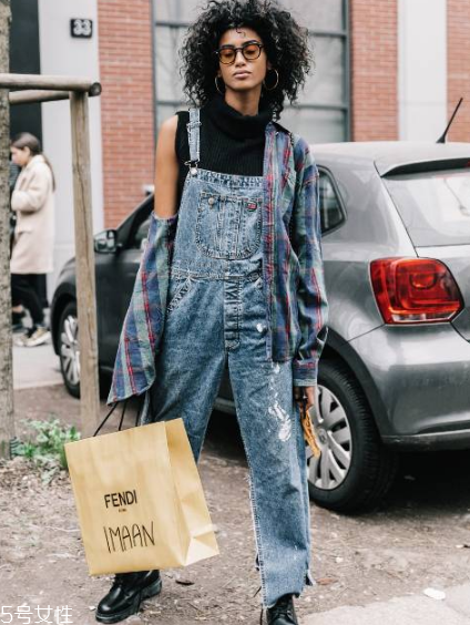 春天穿背帶褲怎么搭配？大玩減齡風(fēng)