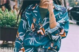 碎花衣服怎么搭配？美上天的秘密武器