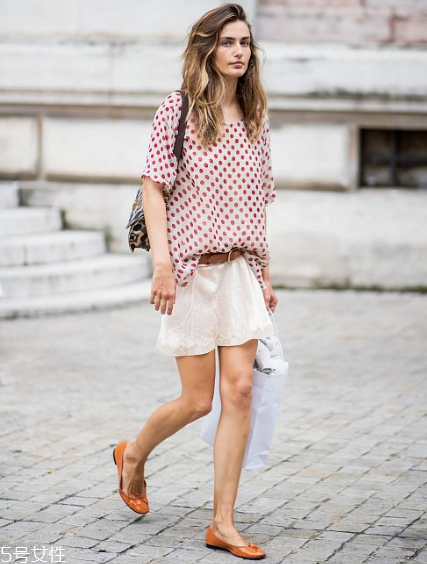 芭蕾舞鞋怎么搭配？這樣穿顯瘦又時髦