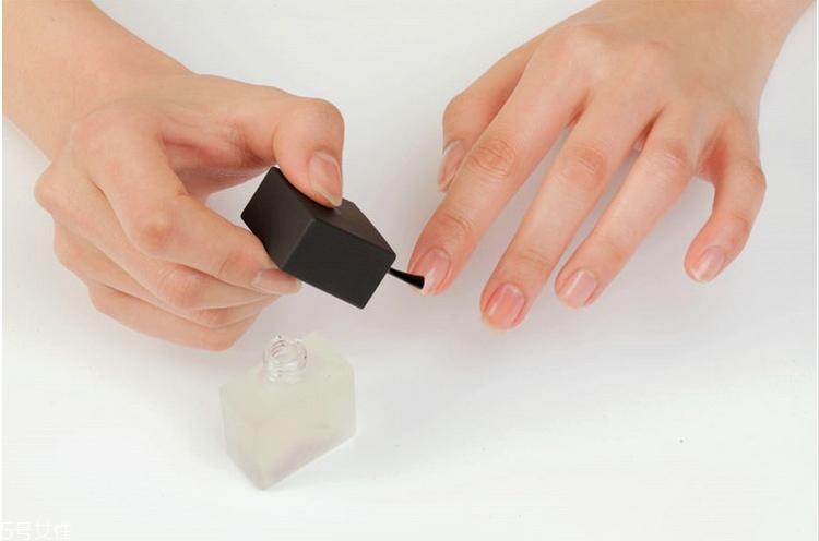 指甲的月牙說明什么？看完我趕緊放下甲油