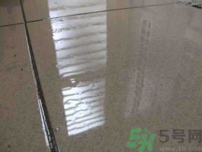 家里地板返潮怎么辦？墻上流水是怎么回事？