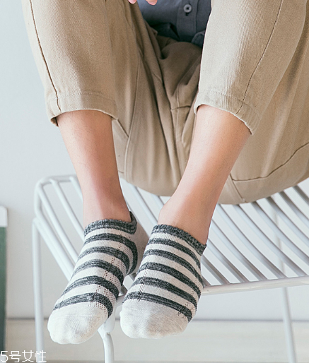 襪子上的黃漬怎么洗掉？黃漬輕松去無蹤