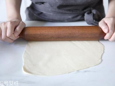 蔥油餅的家常做法 自制蔥油餅的做法步驟 蔥油餅的家常做法 自制蔥油餅的做法步驟