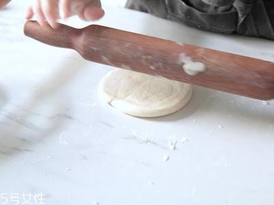 蔥油餅的家常做法 自制蔥油餅的做法步驟 蔥油餅的家常做法 自制蔥油餅的做法步驟