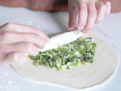 蔥油餅的家常做法 自制蔥油餅的做法步驟 蔥油餅的家常做法 自制蔥油餅的做法步驟