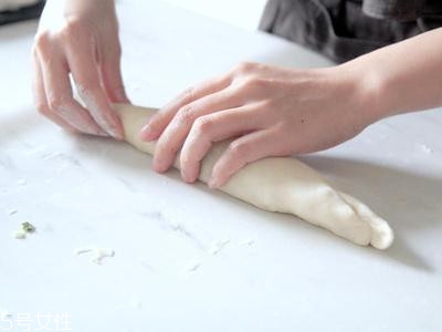 蔥油餅的家常做法 自制蔥油餅的做法步驟 蔥油餅的家常做法 自制蔥油餅的做法步驟