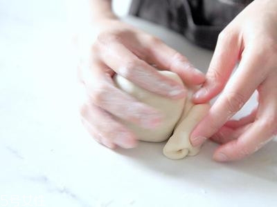 蔥油餅的家常做法 自制蔥油餅的做法步驟 蔥油餅的家常做法 自制蔥油餅的做法步驟