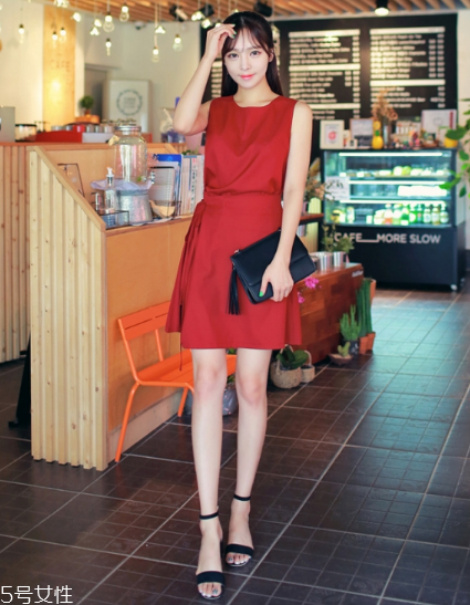 紅色連衣裙搭配什么外套？最時(shí)尚氣質(zhì)的穿搭