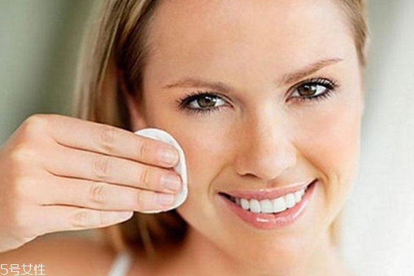 痘痘肌適合用什么卸妝 對(duì)癥下藥還你無(wú)暇美肌