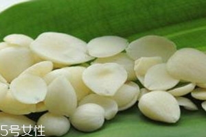 山杏仁怎么吃 配粥涼拌皆宜 山杏仁怎么吃 配粥涼拌皆宜