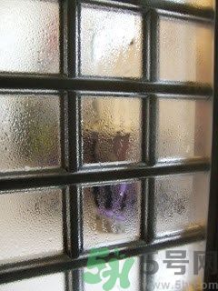 家里地板返潮怎么辦？墻上流水是怎么回事？