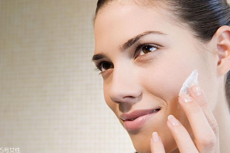 痘痘肌適合用什么卸妝 對(duì)癥下藥還你無(wú)暇美肌