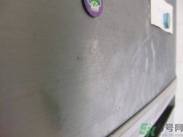 家里地板返潮怎么辦？墻上流水是怎么回事？