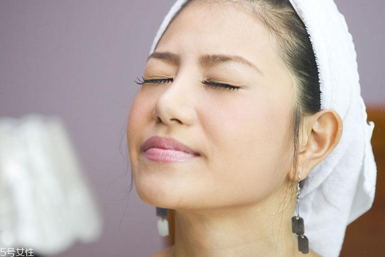 痘痘肌適合用什么卸妝 對(duì)癥下藥還你無(wú)暇美肌