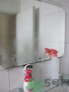 家里地板返潮怎么辦？墻上流水是怎么回事？