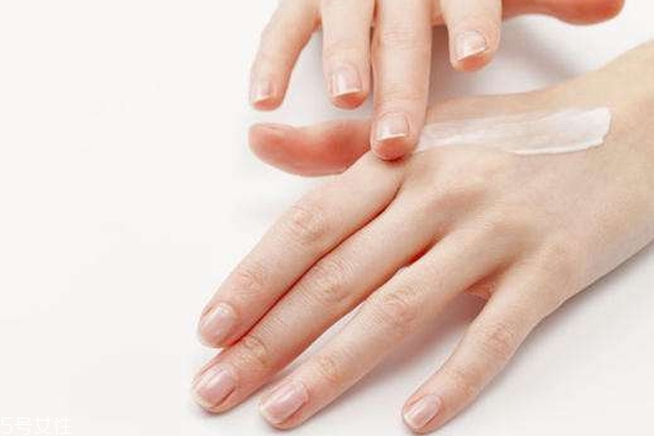 護(hù)手霜能當(dāng)搓臉油嗎 這點(diǎn)很多女生都不知 護(hù)手霜能當(dāng)搓臉油嗎 這點(diǎn)很多女生都不知