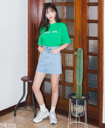 t恤上的鉆掉了怎么辦？用膠粘上去