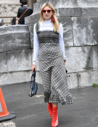 連衣裙里面怎么搭配？堪稱遮肉神器