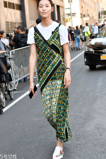 連衣裙里面怎么搭配？堪稱遮肉神器