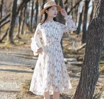 連衣裙里面怎么搭配？堪稱遮肉神器