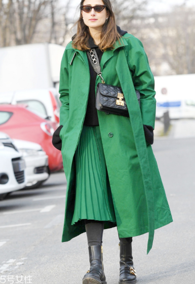 春天百褶裙怎么搭配？春天要這樣穿百褶裙才好看