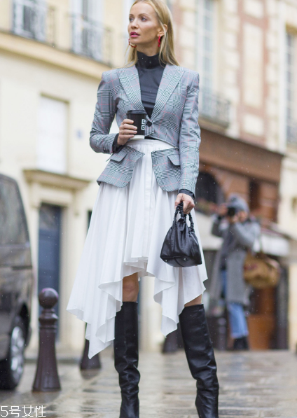 春天百褶裙怎么搭配？春天要這樣穿百褶裙才好看