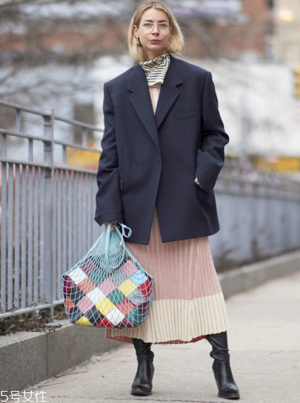 春天百褶裙怎么搭配？春天要這樣穿百褶裙才好看