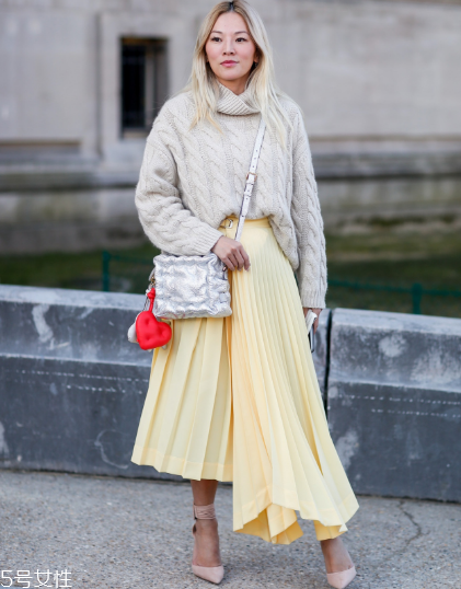 春天百褶裙怎么搭配？春天要這樣穿百褶裙才好看